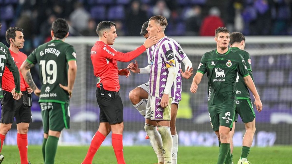 El lateral blanquivioleta Iván Alejo habla con el árbitro Sánchez Villalobos tras el pitido final.