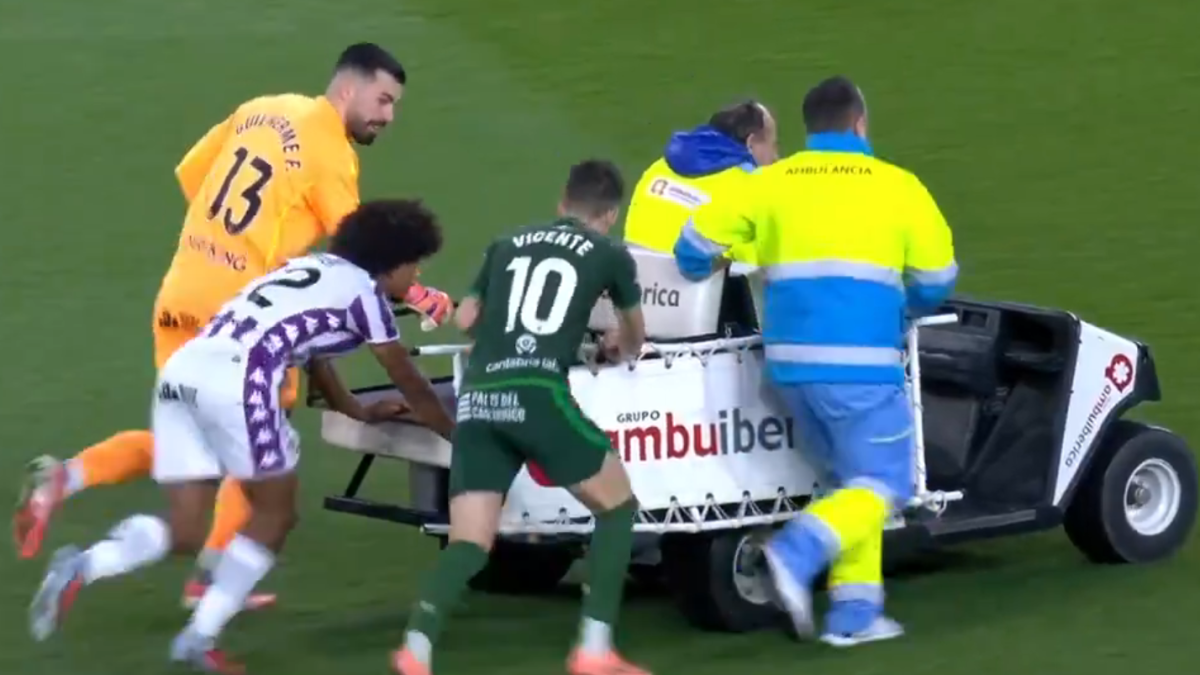 Guilherme, Peter Federico e Íñigo Vicente empujan el coche camilla para atender a Guille Bueno.