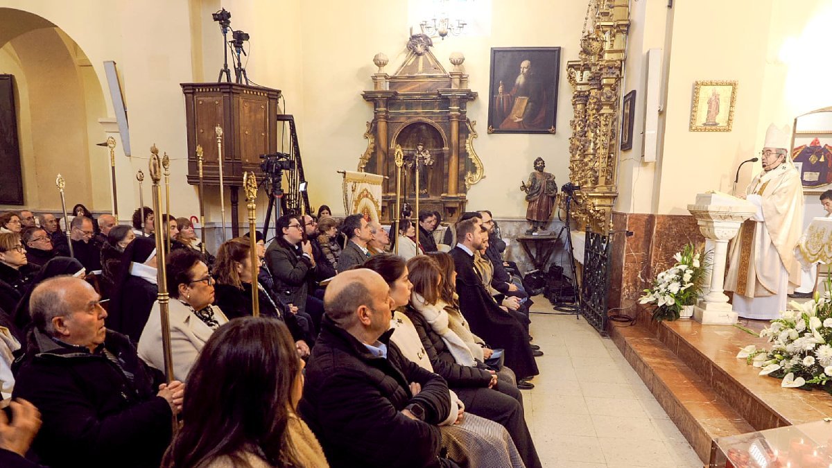 El arzobispo de Valladolid, Luis Argüello, oficia la misa de apertura del Año Jubilar por el 300 aniversario de santo Toribio de Mogrovejo en la ermita homónima en Mayorga.