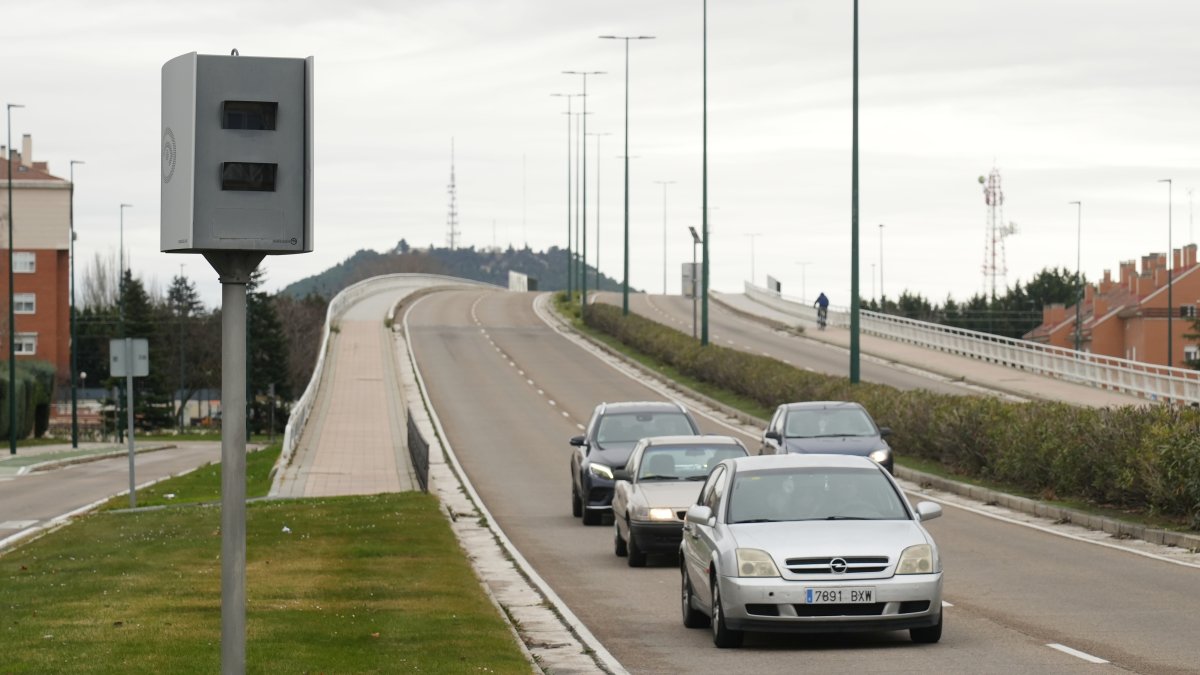 Varios coches circulan ante el radar de la avenida Zamora