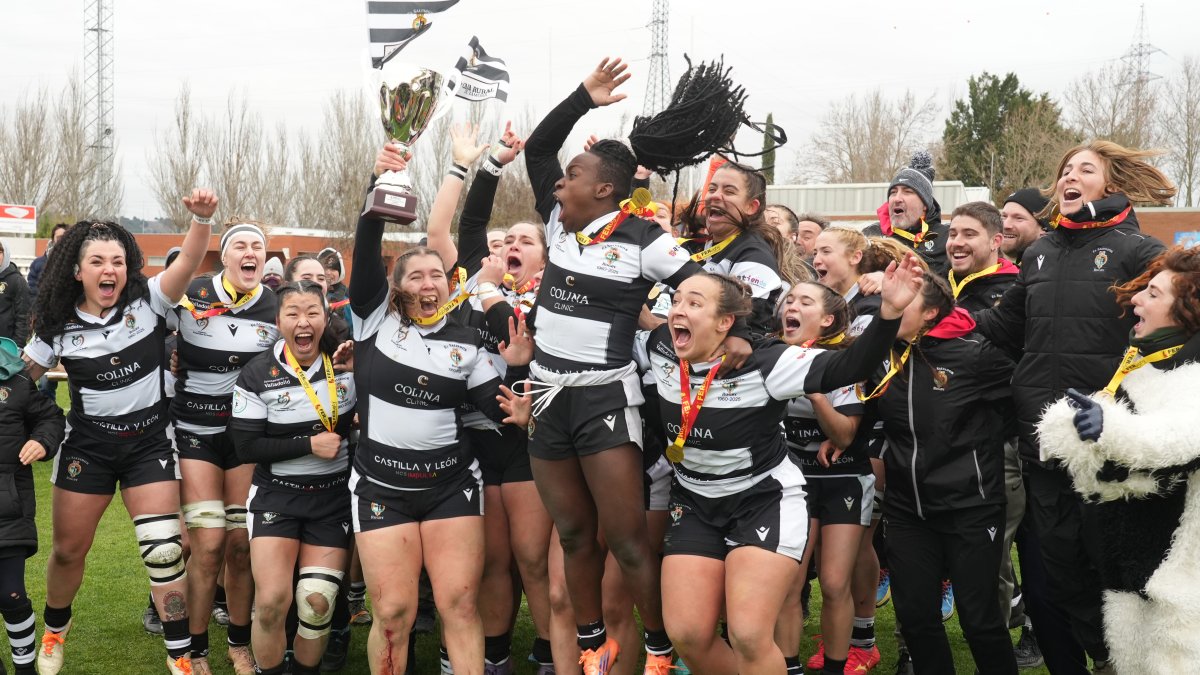El Colina Clínic El Salvador levanta el título de campeón de la Copa Ibérica.