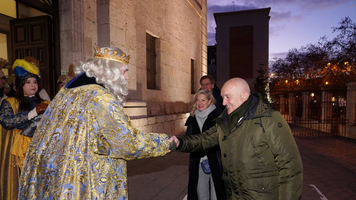 El alcalde de Valladolid, Jesús Julio Carnero, saluda al rey Melchor antes de la Cabalgata