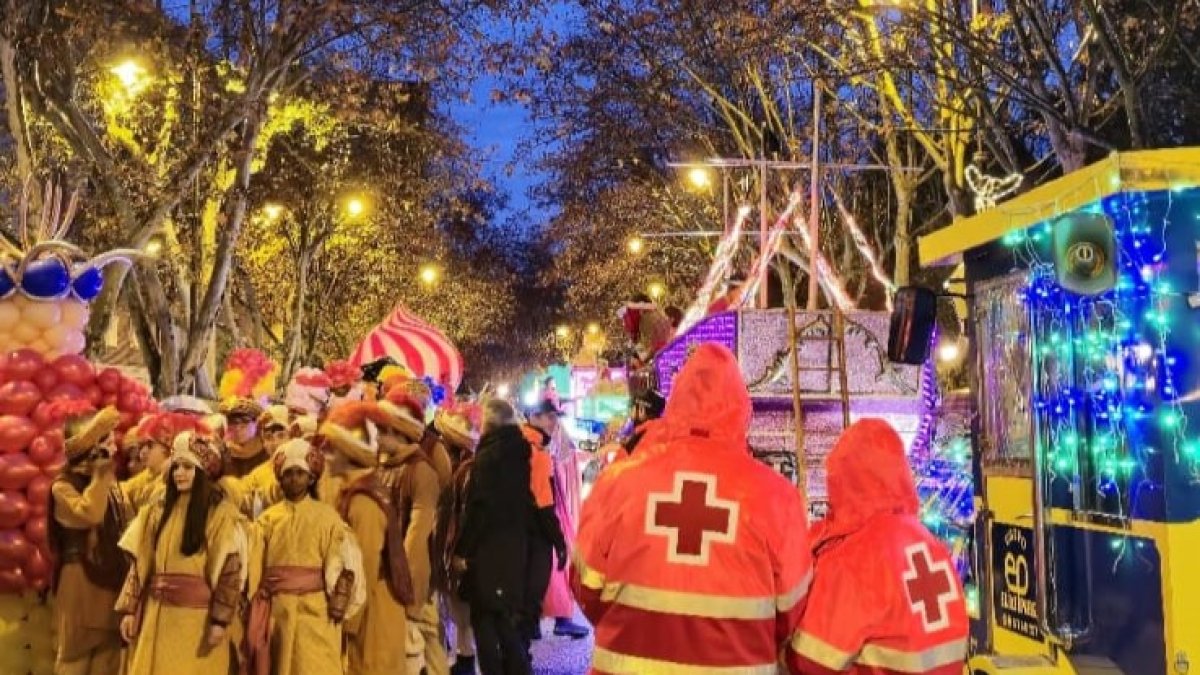 Voluntarios de Cruz Roja durante una cabalgata.