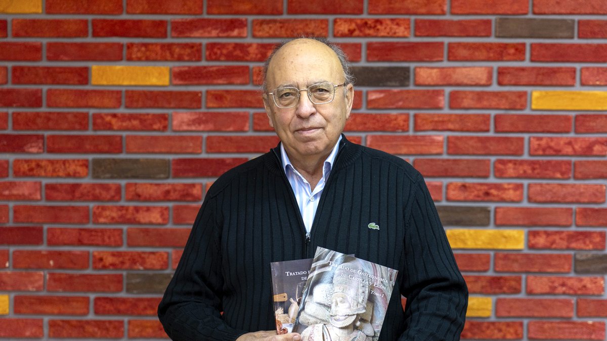Fernando Franco Jubete con los dos tomos de su Tratado de Gastronomía de Castilla y León.