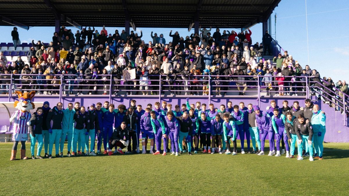 Plantilla y jóvenes aficionados se hacen una foto de familia en los Anexos.
