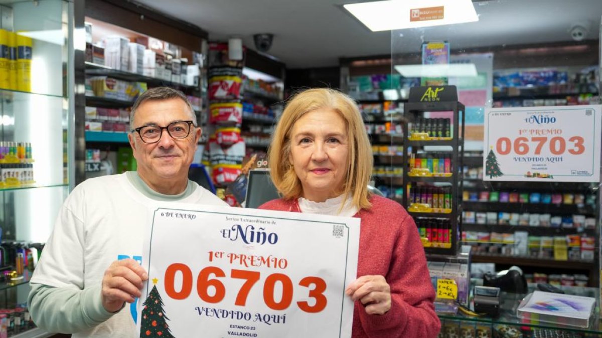 Cristina García y Víctor Sanchez, dueños del estanco en el que se ha vendido un décimo del primer premio de la Lotería del Niño
