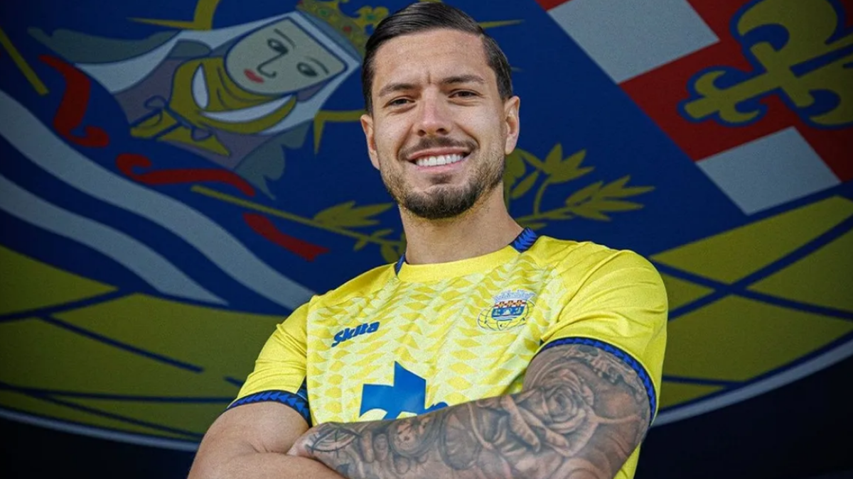 Javi Sánchez ya posa como nuevo jugador del FC Arouca.