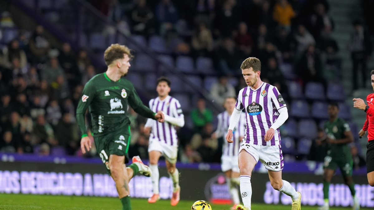 Vegard Erlien conduce el balón ante el racinguista Pablo Ramón, en su debut como blanquivioleta.