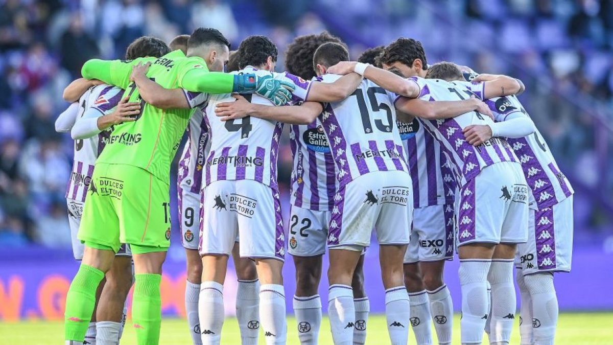 Jugadores blanquivioleta hacen corro antes de un partido.