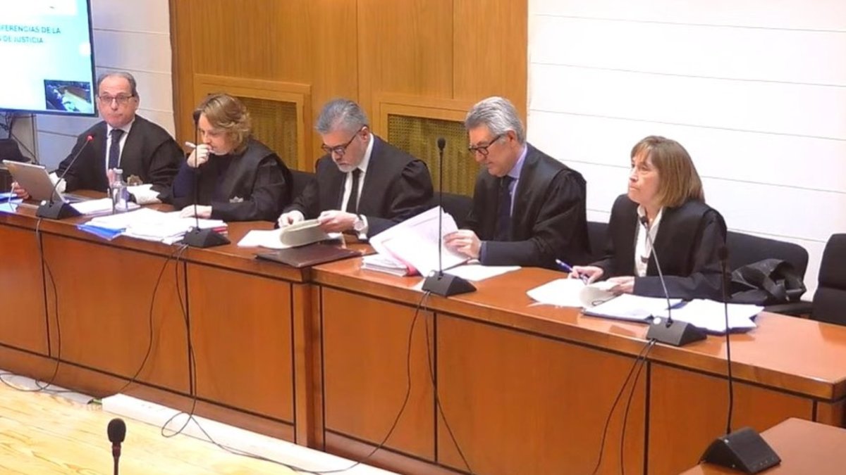 El primero por la izquierda, el Fiscal Anticorrupción, Tomás Herranz, durante la exposición de su informe final en el juicio de la 'trama eólica'