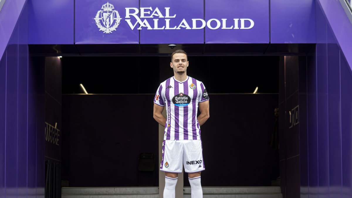 Ramón Martinez, nuevo jugador Real Valladolid, posa con su uniforme.