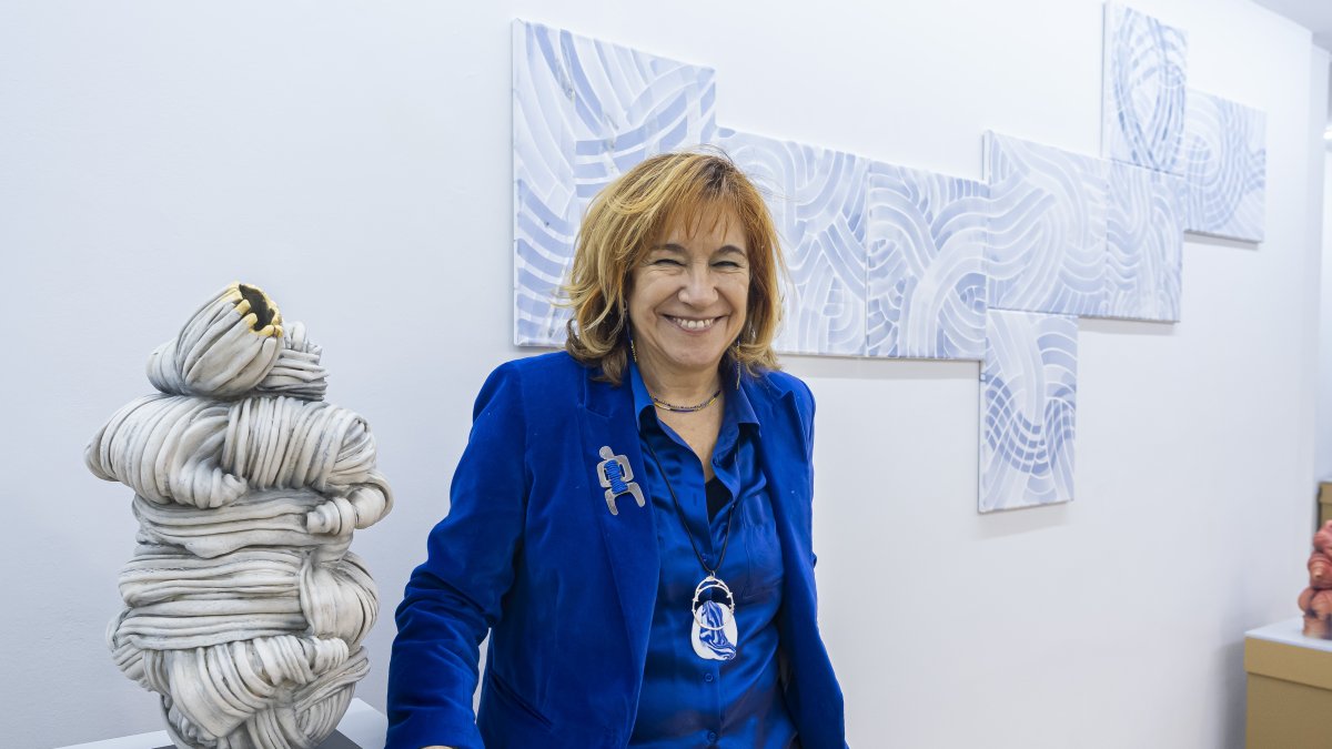 May Criado, en Espacio Abierto junto a una de sus cerámicas y obras de Begoña Pérez