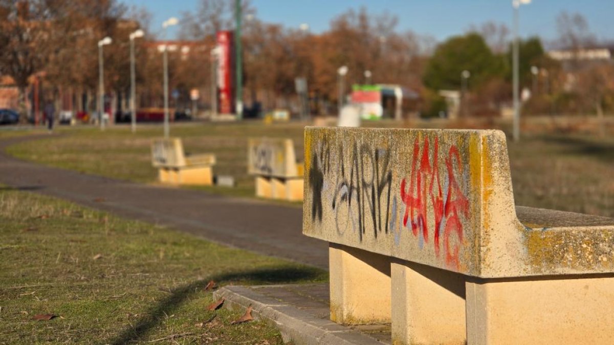 Bancos vandalizados en el entorno del campus Miguel Delibes de la Universidad de Valladolid.