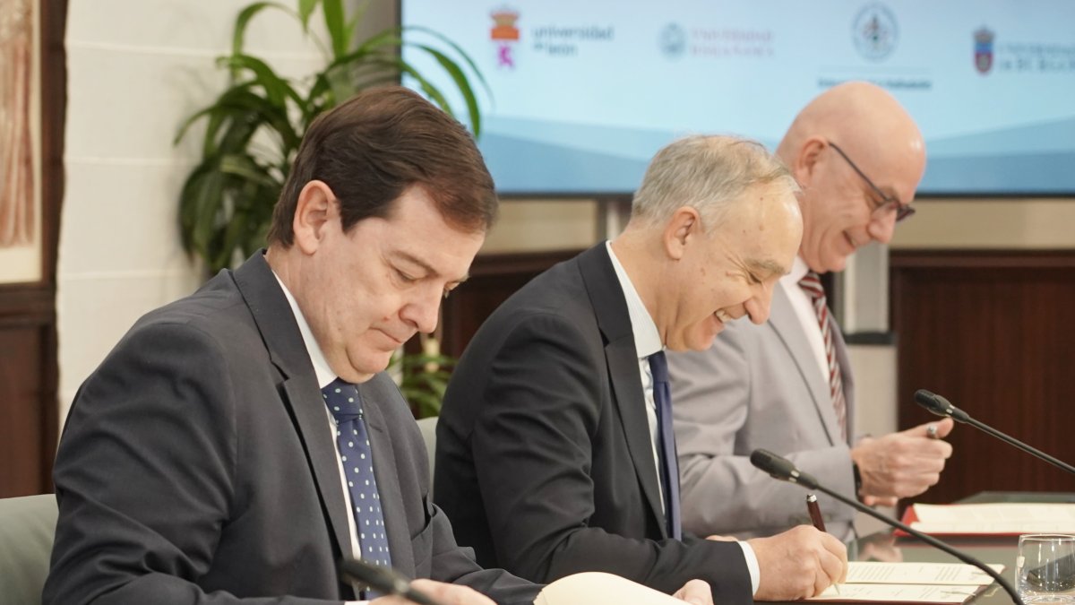 Alfonso Fernández Mañueco y Antonio Largo Cabrerizo durante la firma del plan de inversiones.