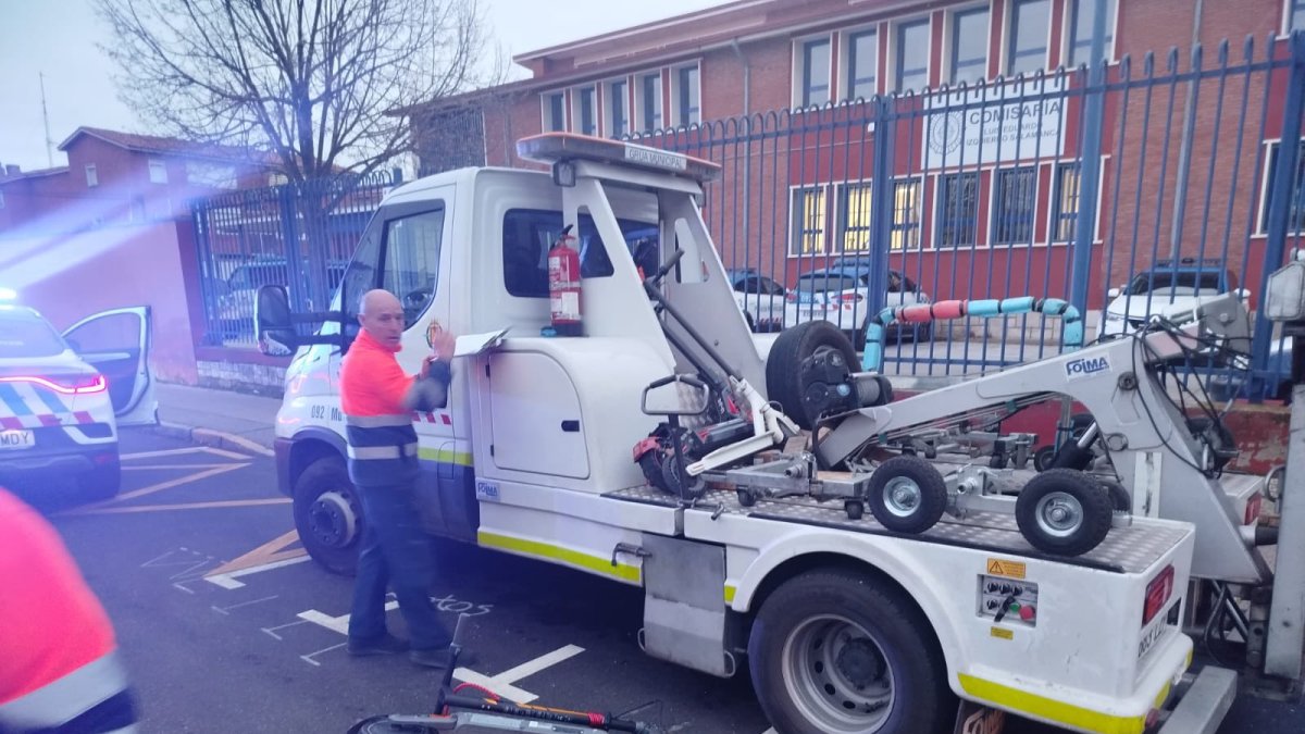 La grúa municipal recoge un patinete eléctrico, requisado por la Policía.