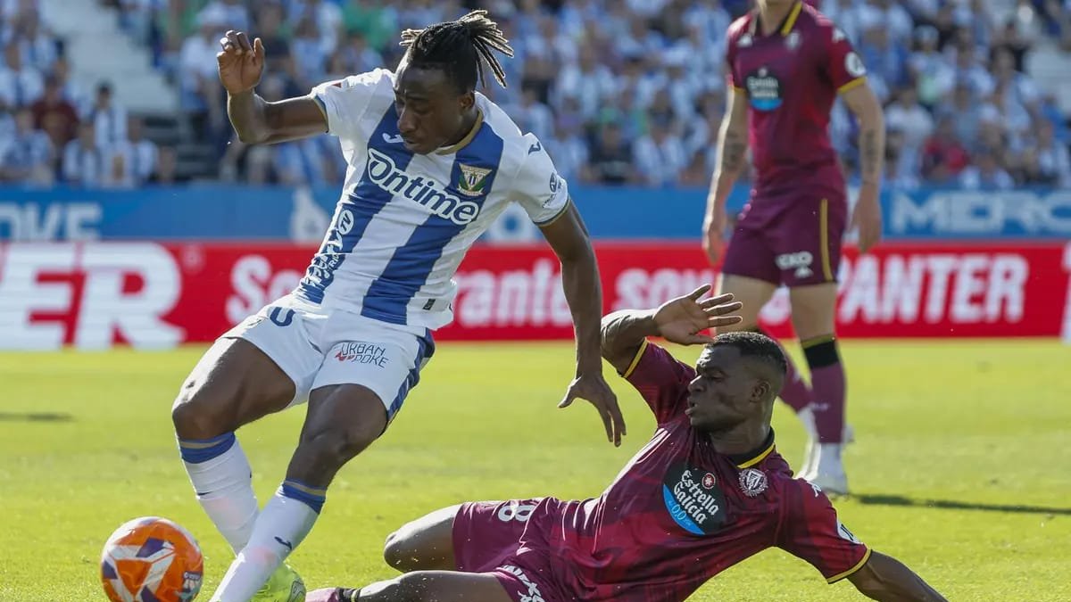 Alani se va al suelo ante Diomandé en Butarque en el duelo de la pasada temporada en Primera.