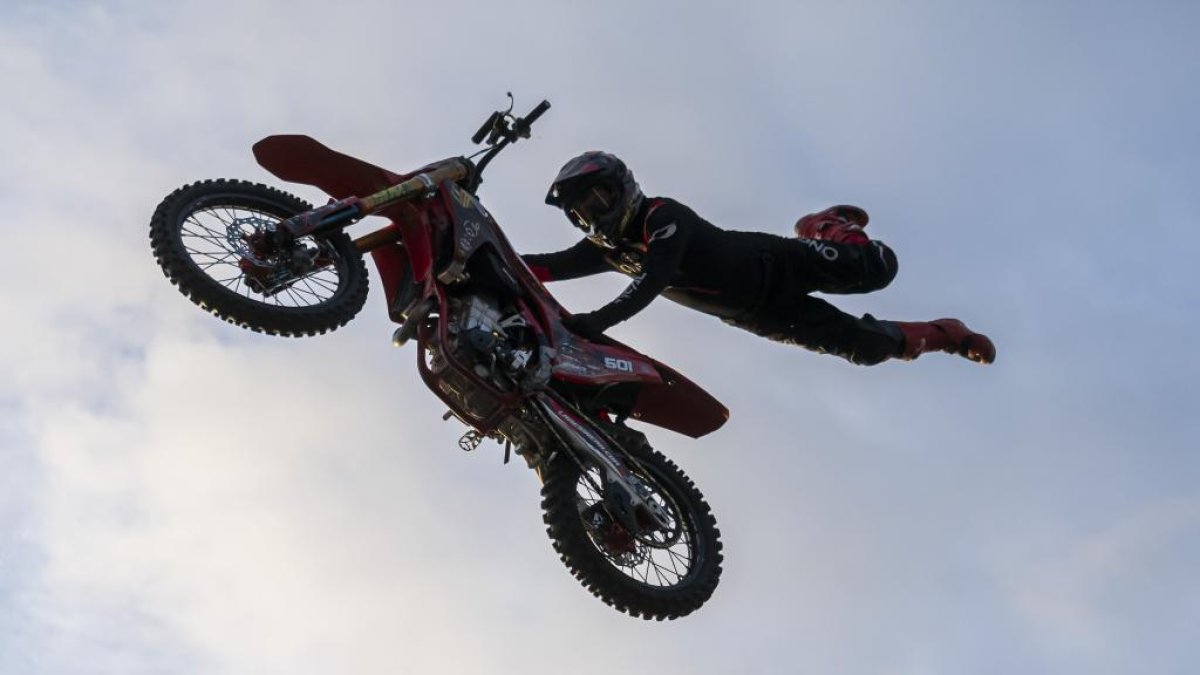 Exhibición en Mojados de stunt y saltos en Pingüinos 2026