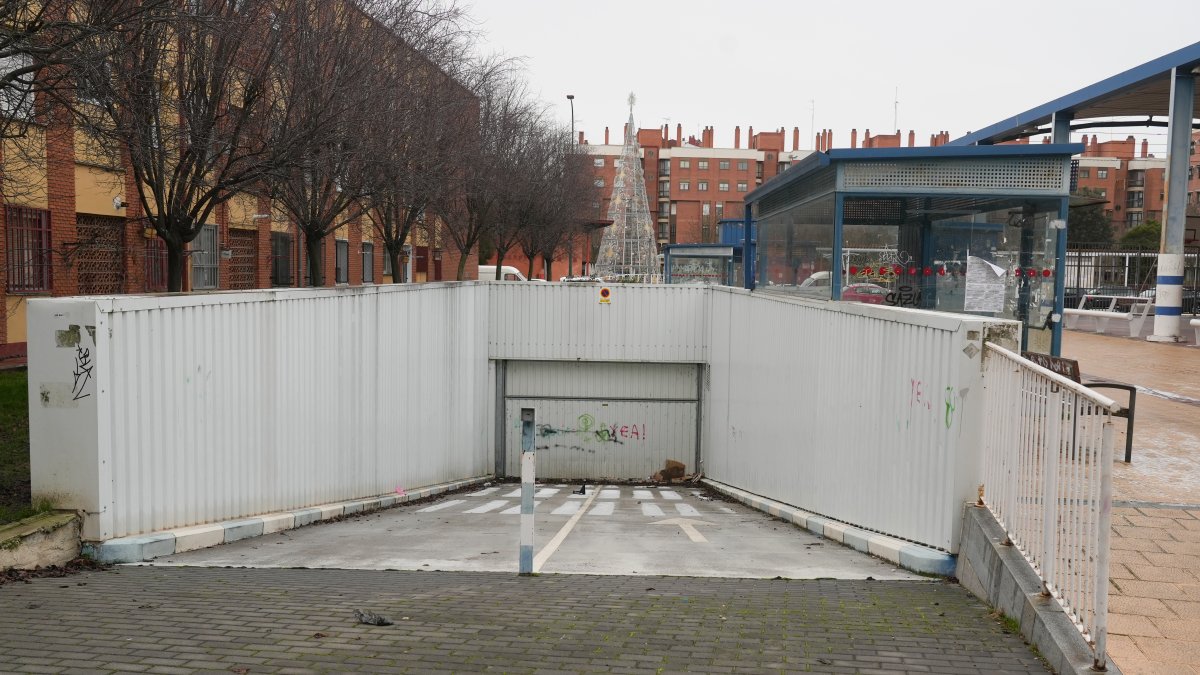 Entrada al parking de la plaza de la Solidaridad en el barrio de La Victoria.