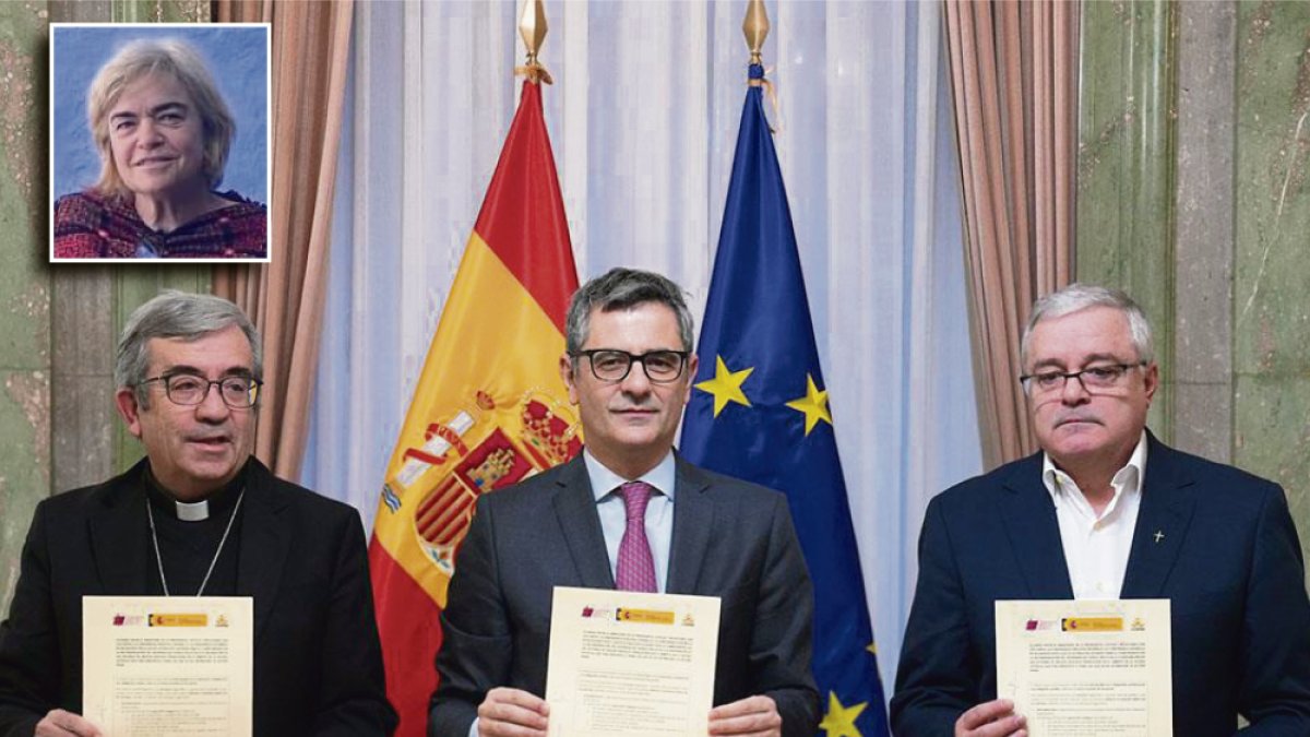 Luis Argüello, Félix Bolaños y Jesús Díaz en la firma del pasado jueves en la sede del Ministerio y a la izquieda Paula Alonso, víctima de abusos.