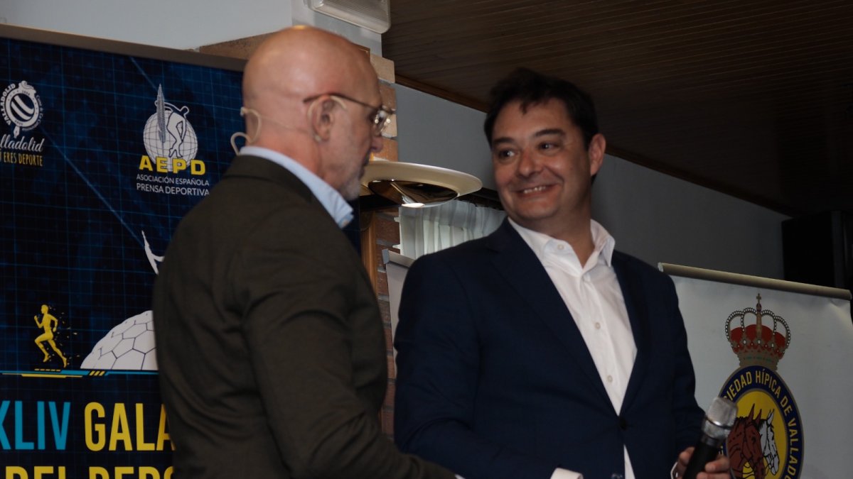 Gonzalo Cebrián (a la derecha) junto al seleccionador nacional Luis de la Fuente en Los Desayunos de la APDV.