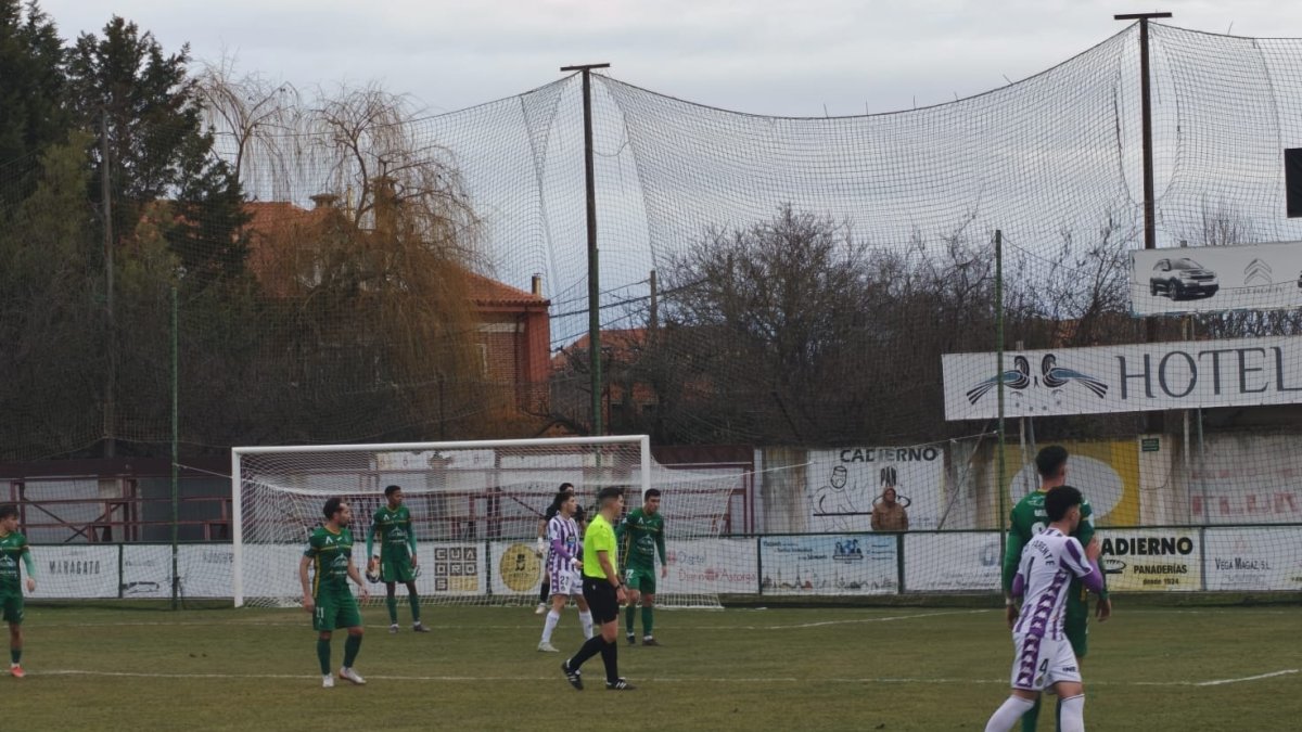 Una acción del partido entre Astorga y Real Valladolid Promesas en la Eragudina.