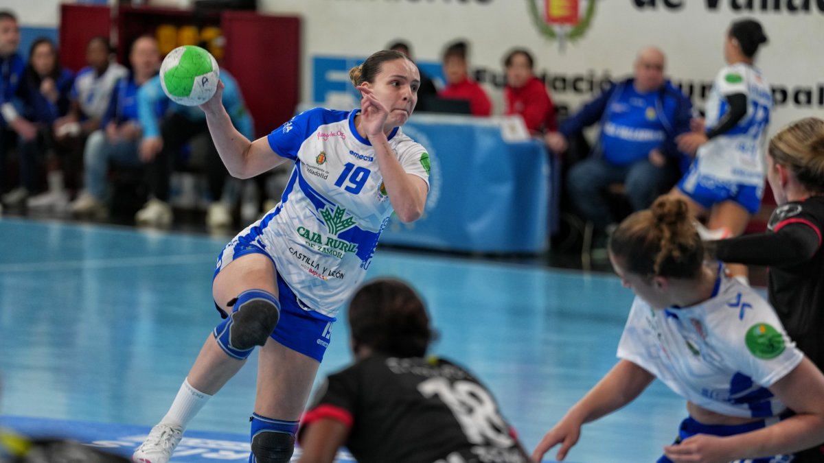 Naroa Baquedano lanza ante Lanzarote en Huerta del Rey.