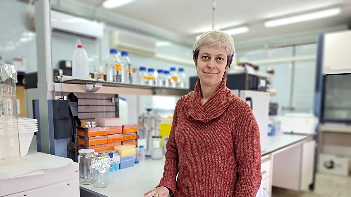 La investigadora del Irnasa-CSIC Silvia Manrique. A la izquierda, puntos verdes en el desarrollo de los óvulos.