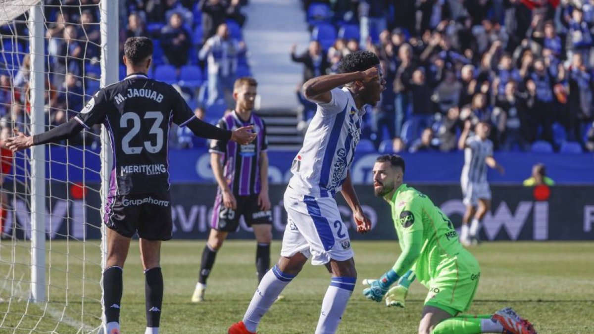 Jaouab y Guilherme se miran incrédulos tras el autogol que supuso el 2-0 para el Leganés.
