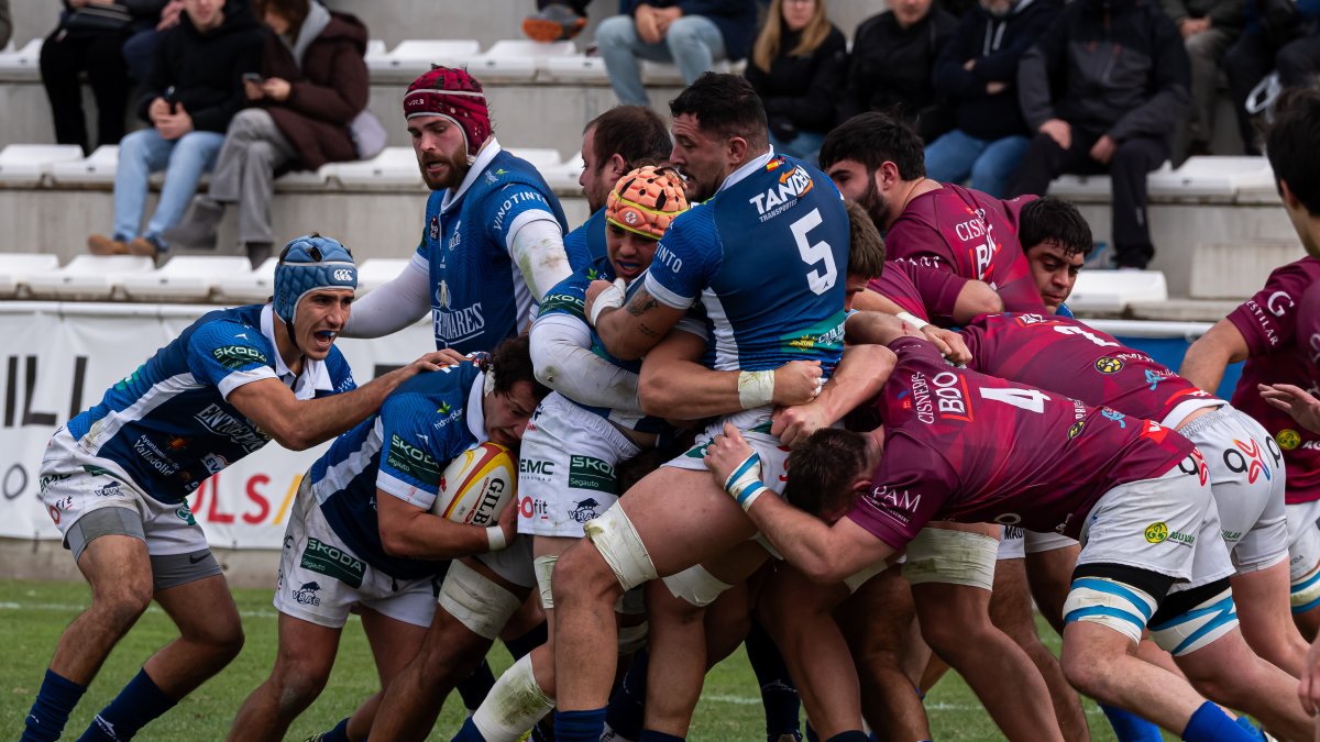 Una acción del partido entre VRAC Quesos Entrepinares y Complutense Cisneros en Pepe Rojo.