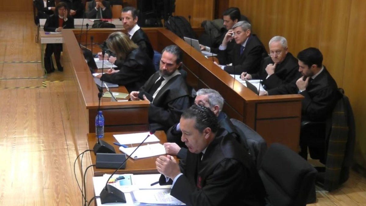 Archivo - El abogado defensor de Rafael Delgado, en primer plano, durante la exposición de su informe en el juicio de la 'trama eólica'.