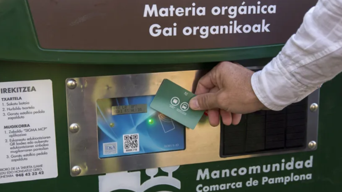 Contenedor con tarjeta en un municipio de la mancomunidad Comarca de Pamplona.