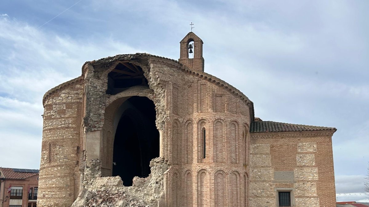 Ábside derrumbado de la iglesia de Muriel de Zapardiel en Valladolid.