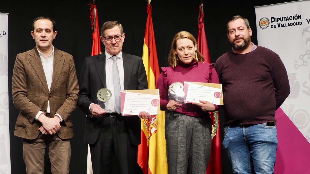 Conrado Íscar entrega los Premios de Turismo Provincia de Valladolid 2025, a Cielo y Tiedra S.L. y al Ayuntamiento de Villagarcía de Campos en el en el Salón Multifuncional de San Miguel del Pino