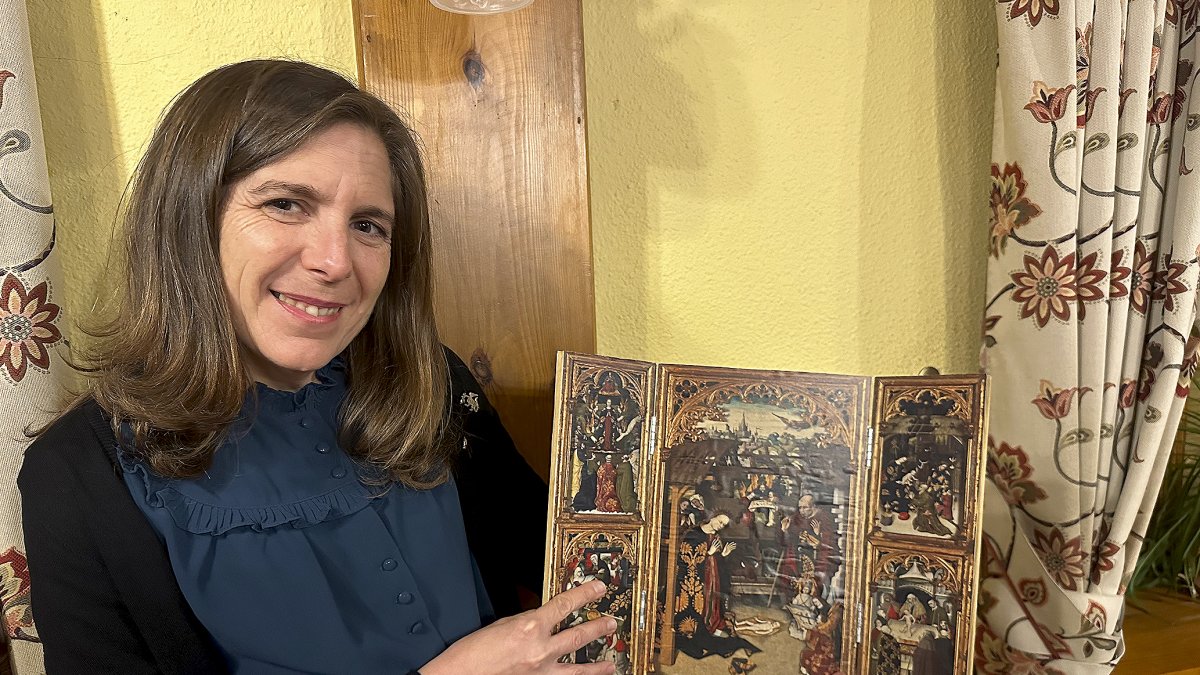 Charo García posa con el Tríptico del Zarzoso