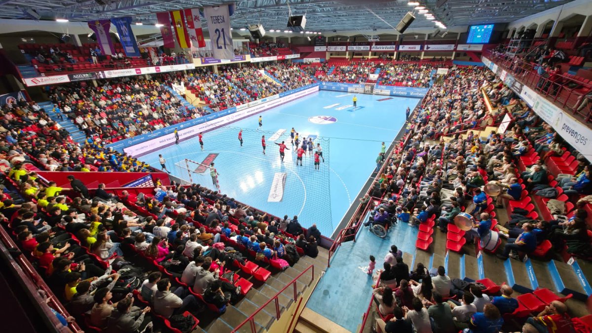 Vista panorámica de un partido del Recoletas Atlético Valladolid ante el Ademar en Huerta del Rey.