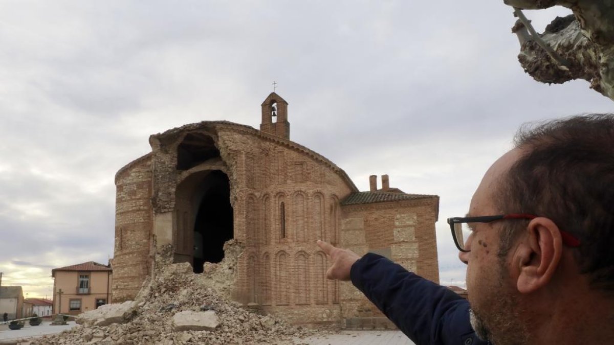 Agustín García, alcalde de Muriel de Zapardiel, señalando el ábside desplomado