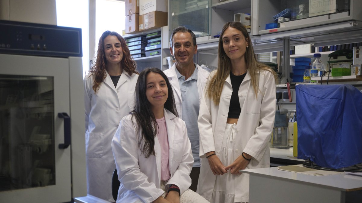 Isidro Sánchez García junto a algunas investiagdoras de su equipo del Centro de Investigación del Cáncer.