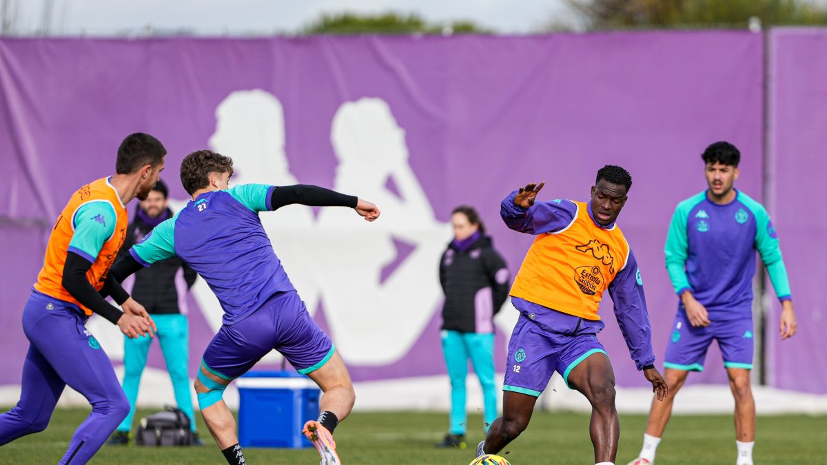 Alani controla el balón durante el entrenamiento del lunes del Real Valladolid.