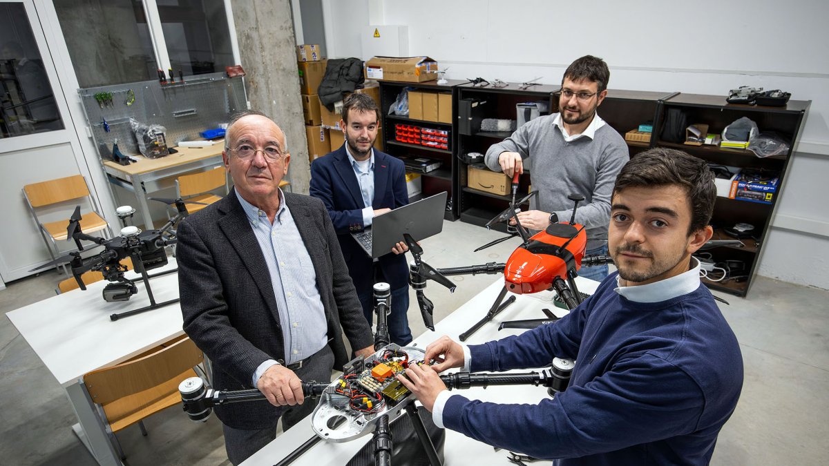Equipo del laboratorio de drones de la UBU.