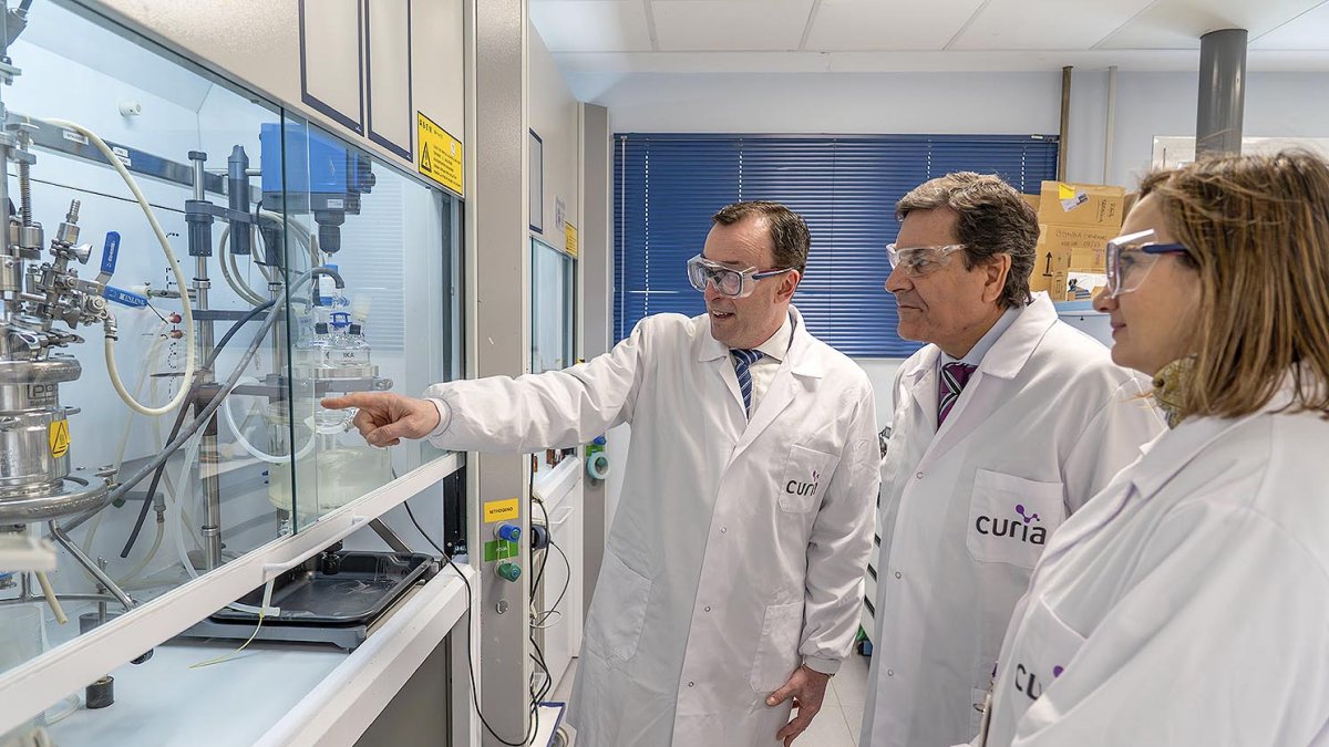El consejero de Economía y Hacienda y portavoz, Carlos Fernández Carriedo, visita las instalaciones de la empresa biofarmacéutica Curia Spain, acompañado del director José María Martínez