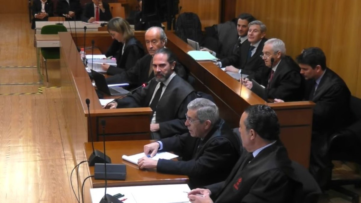 El abogado de Alberto Esgueva, tercero por la derecha, en el juicio.