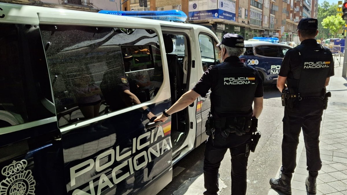 Agentes de la Policía Nacional con un furgón.
