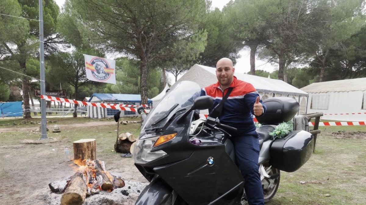 Juan Carlos, primer motorista que ha llegado a la concentración de Motauros