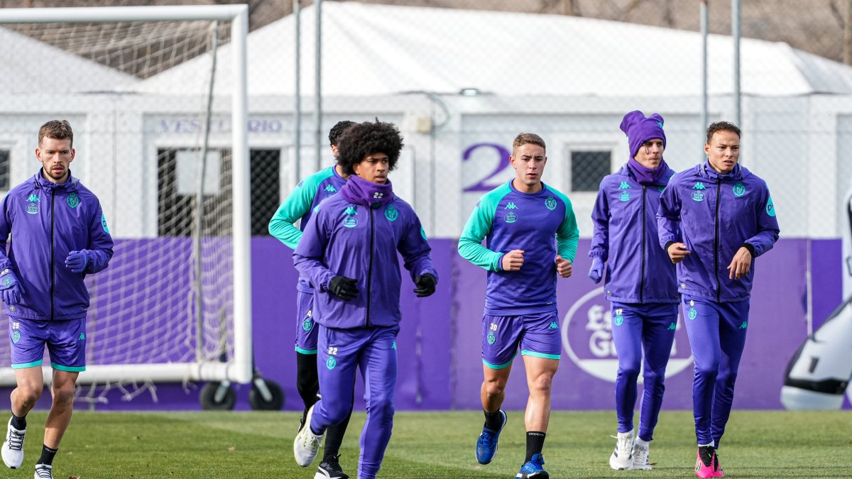 La plantilla blanquivioleta se ejercita en Los Anexos tras la derrota en Butarque.