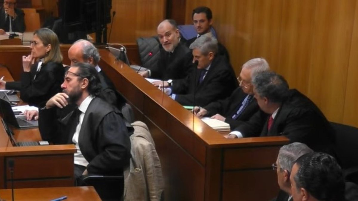 El abogado del ex directivo de Iberdrola, Ricardo Bravo, cuarto por la derecha en el  banquillo más próximo a la pared de la sala.