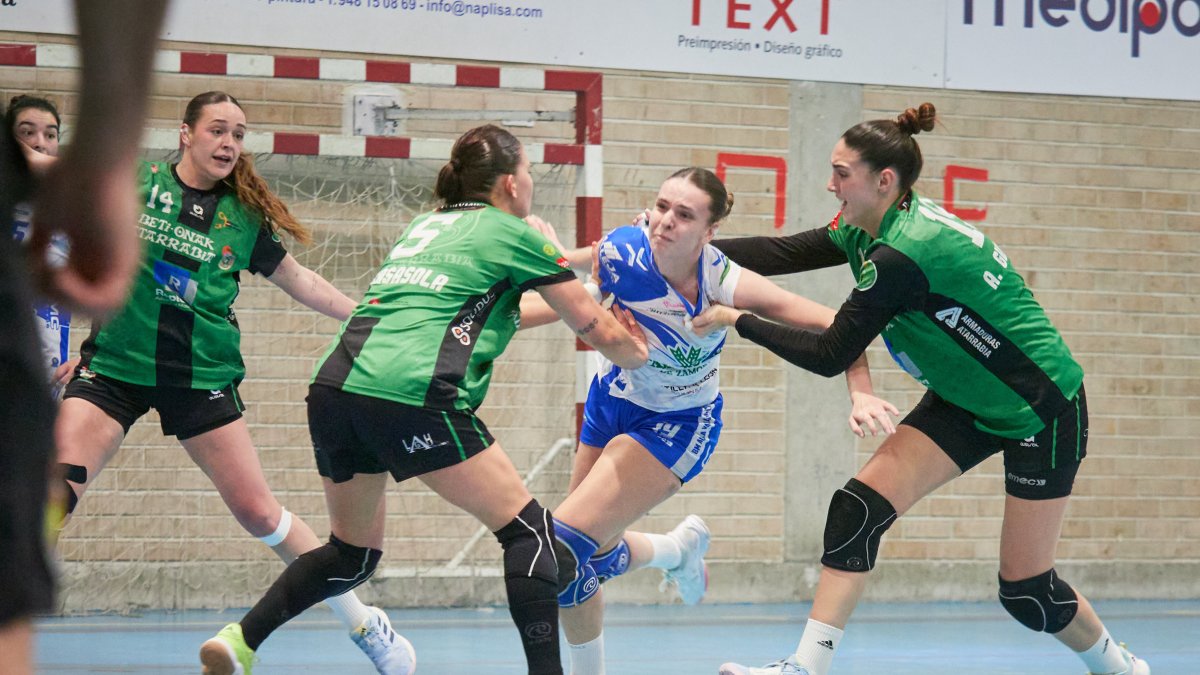 Una acción del duelo entre el Beti Onak y el Aula jugado en Villava.