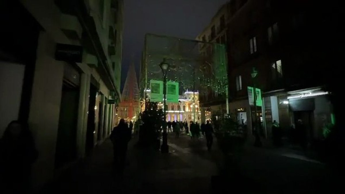 Un apagón deja sin luz a una parte de la calle Santiago de la capital vallisoletana. PHOTOGENIC