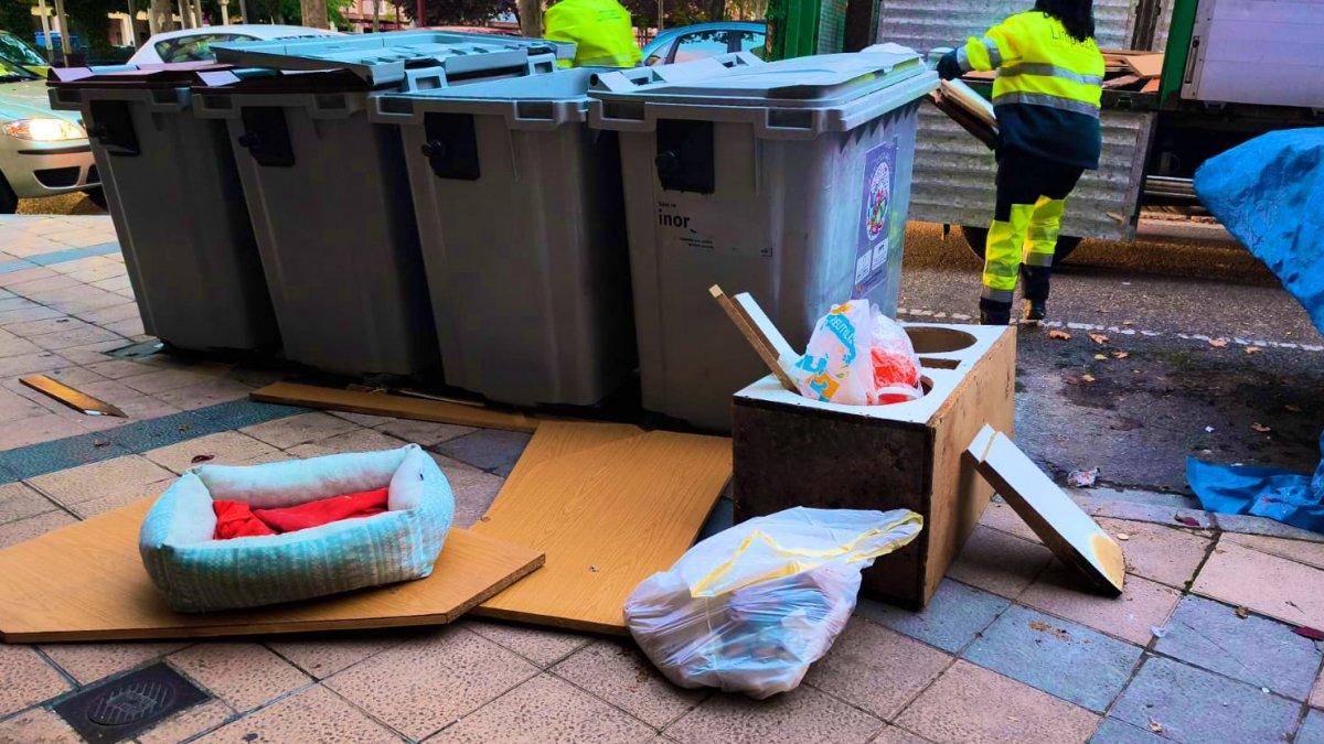 Enseres esparcidos en una zona de contenedores.
