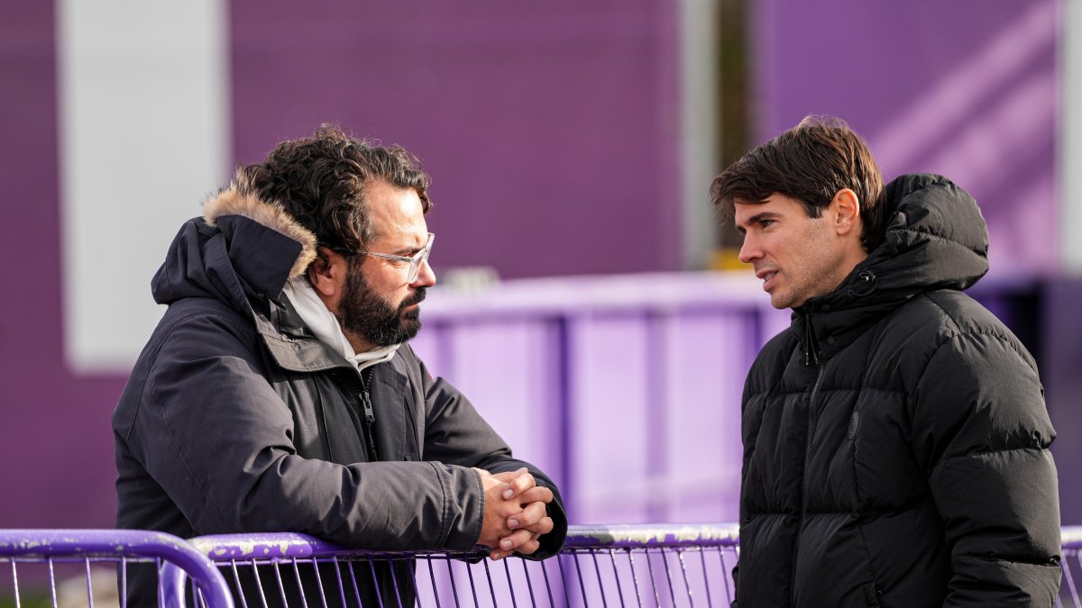 Aitor Unzué (derecha) charla con Víctor Orta durante el entrenamiento del lunes.