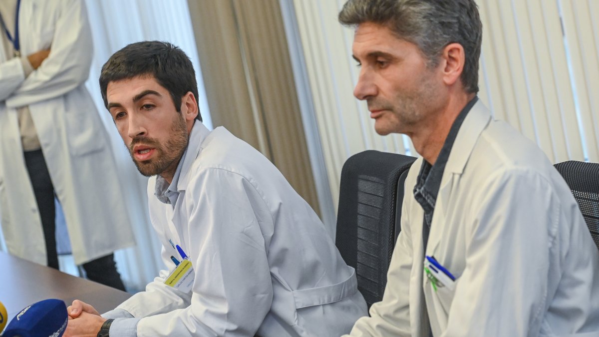 El gerente del Hospital Universitario de Burgos, Carlos Cartón (I), y el jefe del servicio de Oncología del HUBU, Enrique Lastras (D), ofrecen una rueda de prensa para explicar el error que causó la muerte de dos pacientes